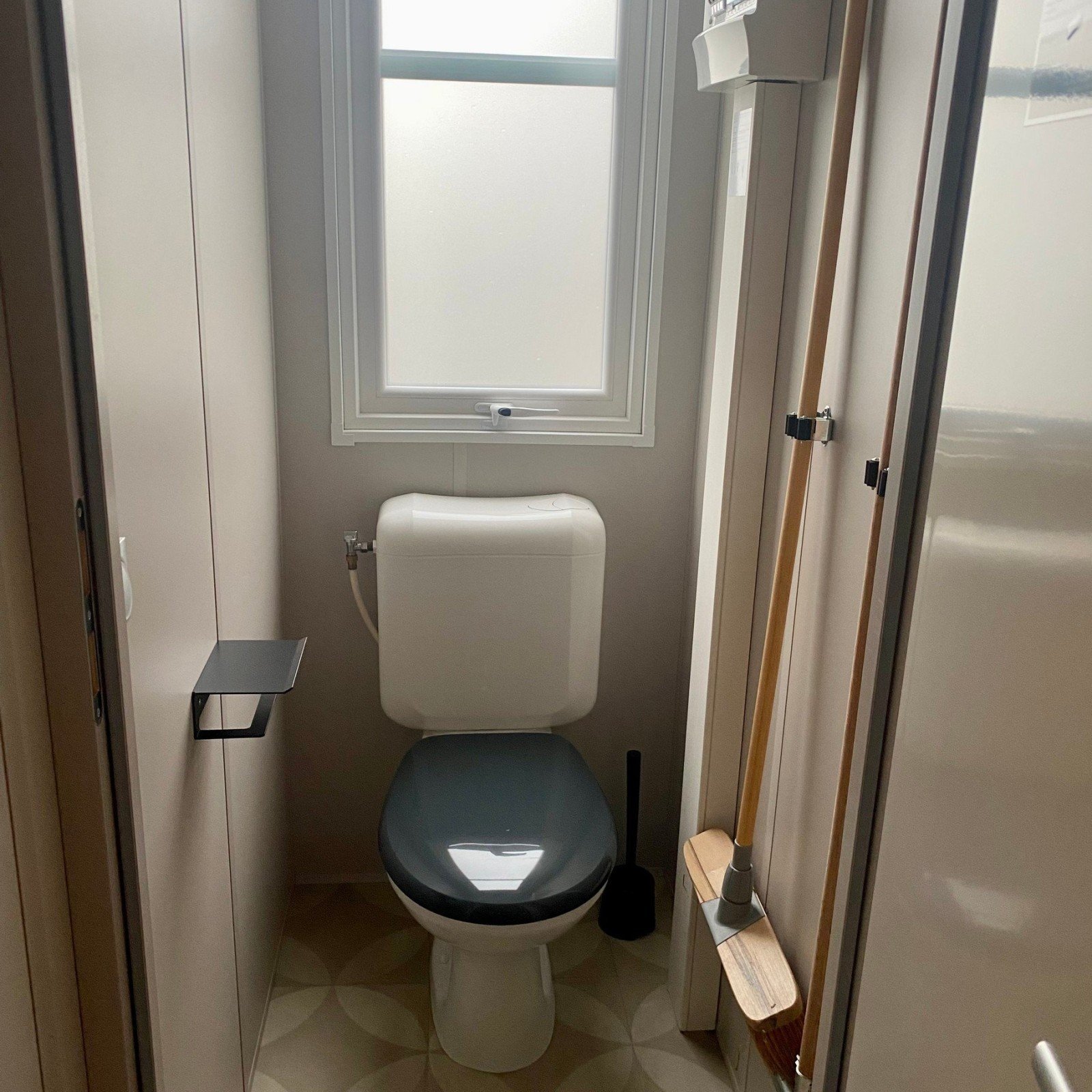 Goolderheide stacaravan extra luxe 6 personen toilet 1