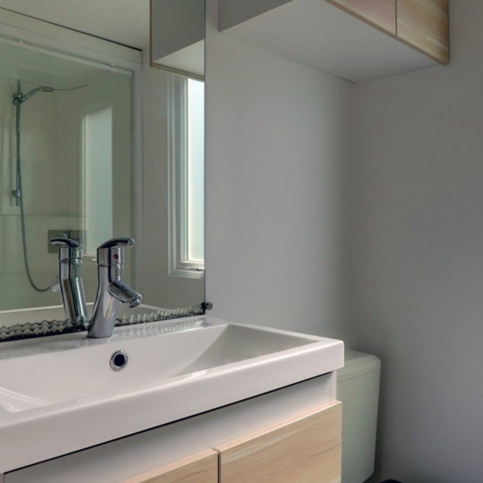 Stacaravan luxe 6 personen badkamer